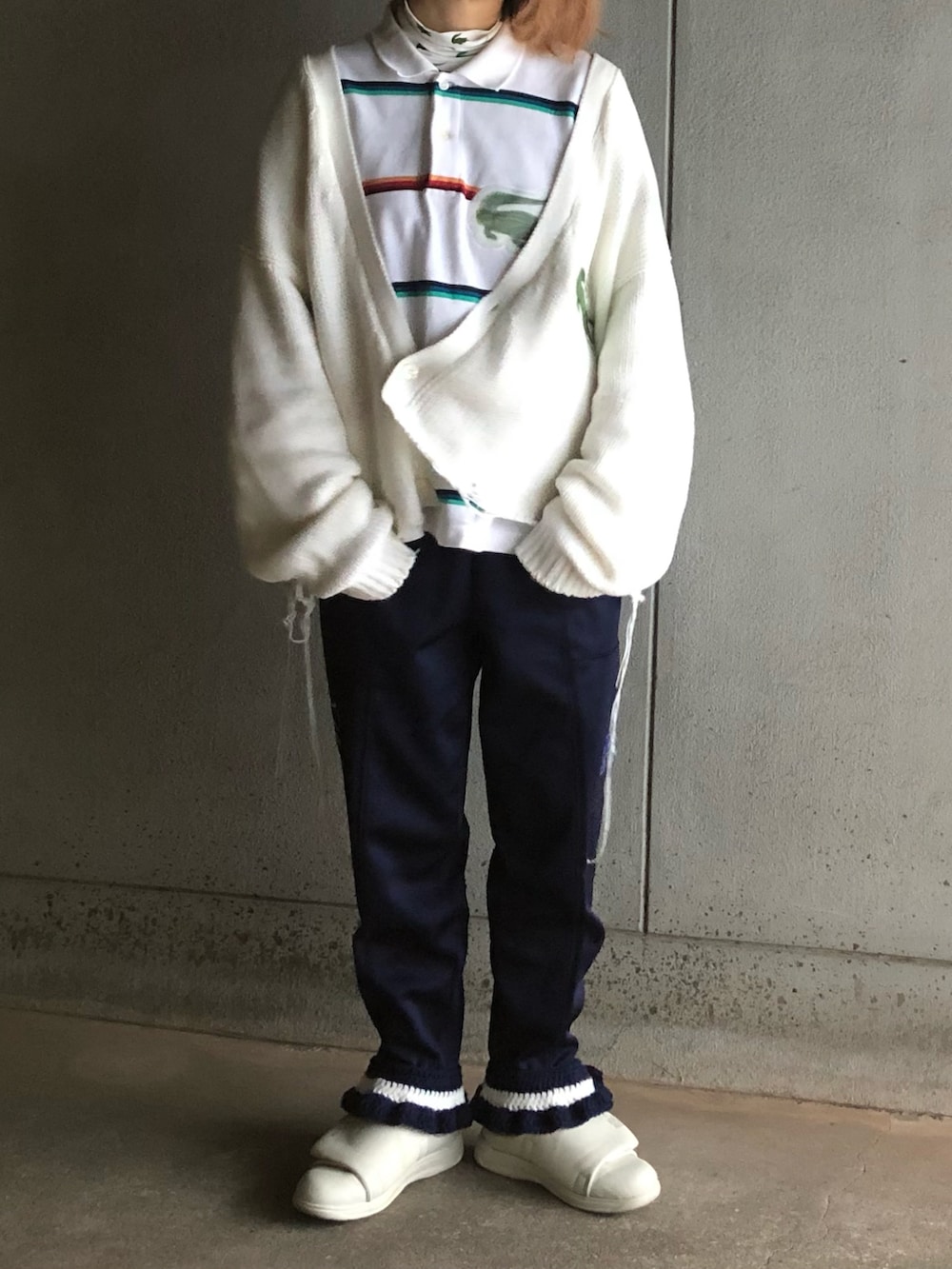 「ラクチンコーデ、カーディガン、ダメージ加工、doublet、ジャージ、ジャージリメイク、アクロンリメイク✂️、AKURONREMAKEfeatRabbit」｜「LACOSTEのアイテム（Tシャツ/カットソー、ホワイト系）」を使った、アクロン🚛🎶さん（レディース・164cm）の秋コーディネートの2枚目の写真