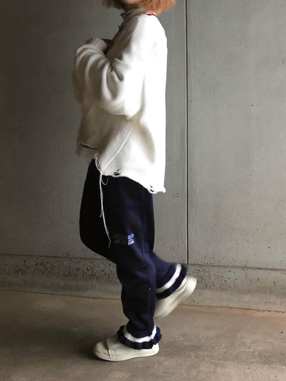 「ラクチンコーデ、カーディガン、ダメージ加工、doublet、ジャージ、ジャージリメイク、アクロンリメイク✂️、AKURONREMAKEfeatRabbit」｜「LACOSTEのアイテム（Tシャツ/カットソー、ホワイト系）」を使った、アクロン🚛🎶さん（レディース・164cm）の秋コーディネートの3枚目の写真