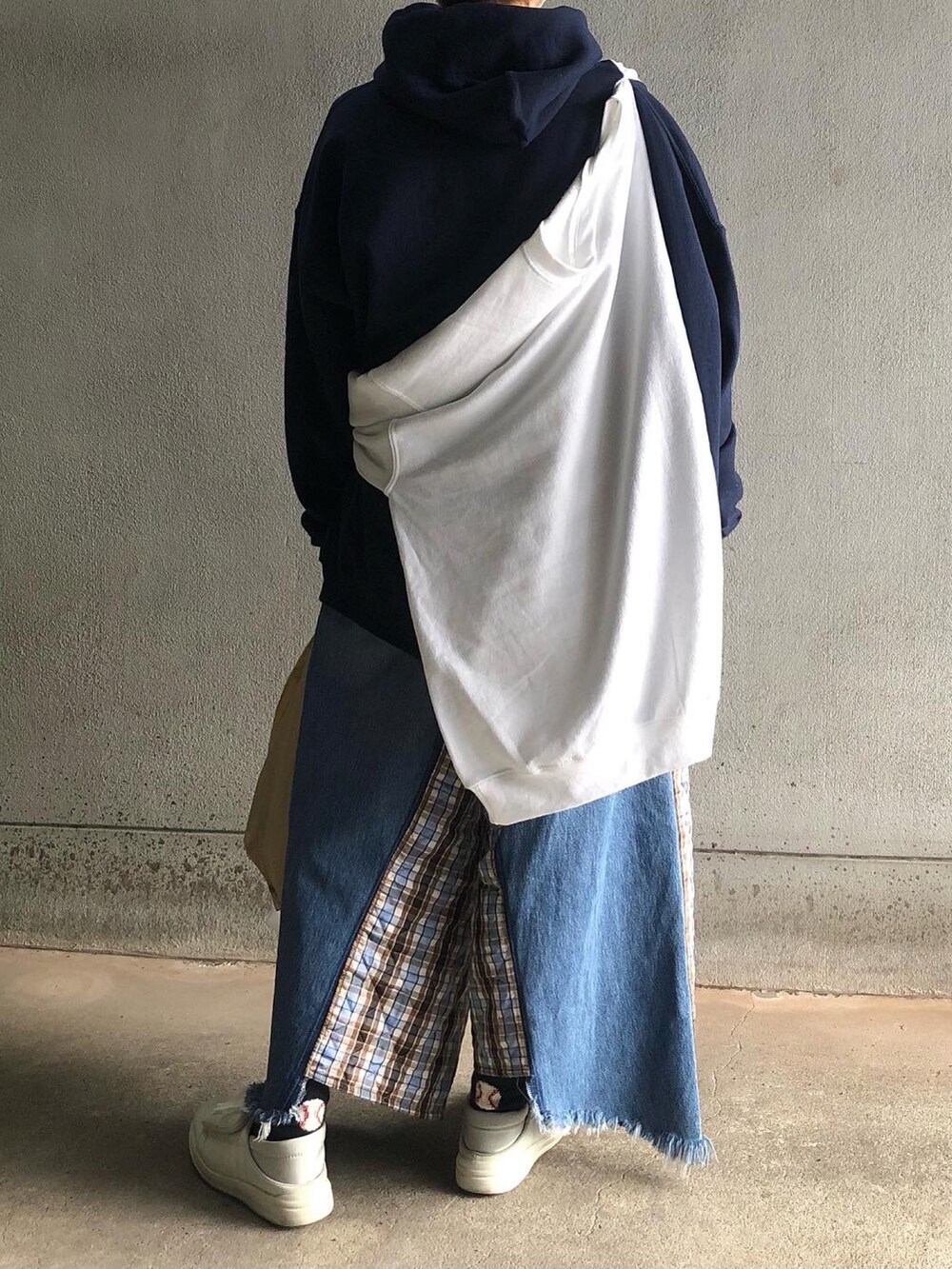 「休日スタイル、春コーデ、カジュアル、ROYAL FLASH、requal、bodysong.、ROSTER SOX、エコバッグ」｜「ROYAL FLASHの【別注】RequaL≡/リコール/Wレイヤードフーディー(NAVYxWHT)（パーカー、ブルー系）」を使った、アクロン🚛🎶さん（レディース・164cm）の春コーディネートの2枚目の写真