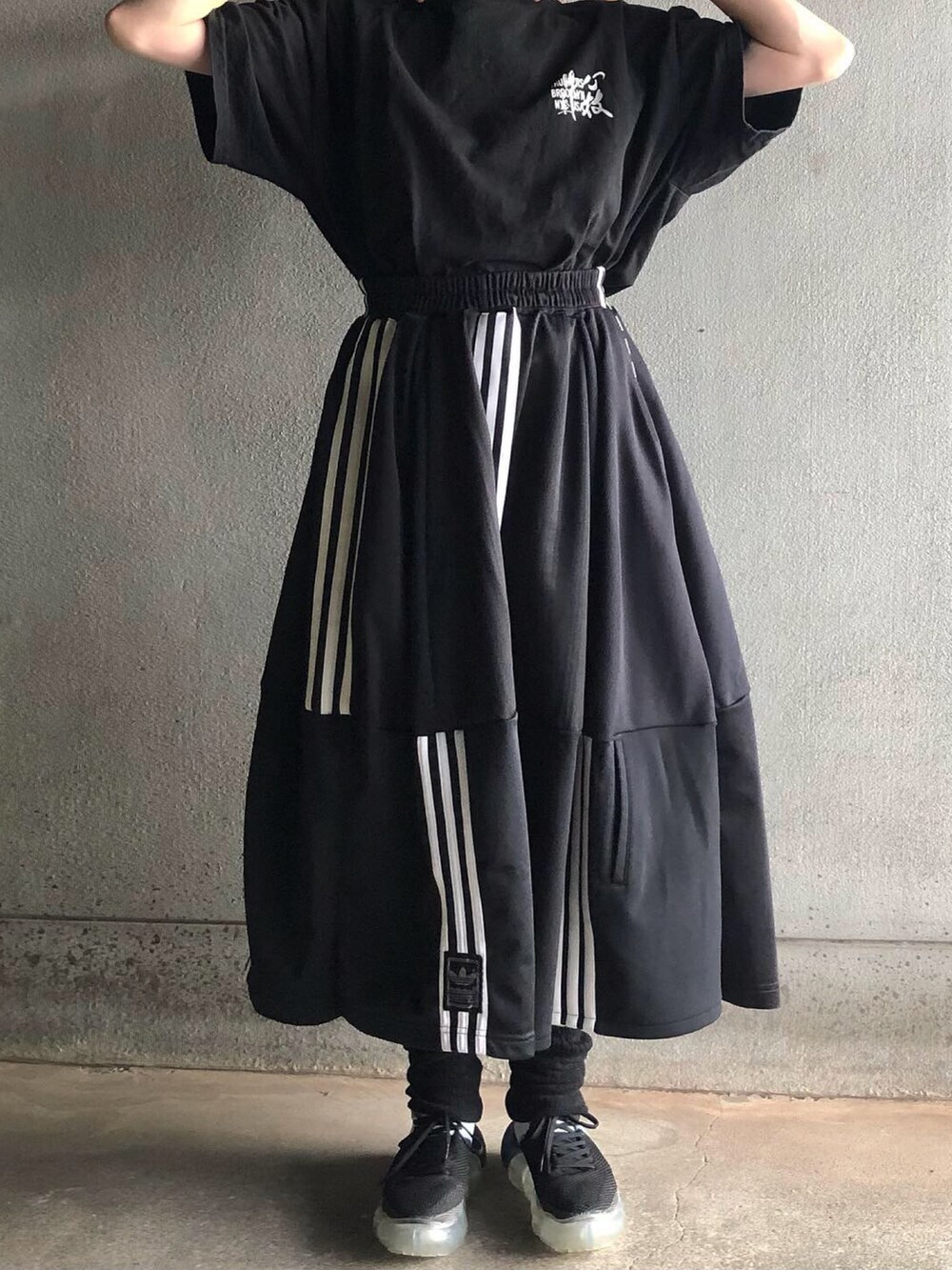 「アクロンリメイク✂️、ロングスカート、バルーンスカート、バルーンシルエット、古着MIX、古着リメイク、ジャージリメイク、grounds、千代の富士、モノトーン、モノトーンコーデ、ルーズソックス」｜「THUMPERS BROOKLYN NYC USAのアイテム（Tシャツ/カットソー、ブラック系）」を使った、アクロン🚛🎶さん（骨格ストレート・レディース・164cm）の秋コーディネートの3枚目の写真