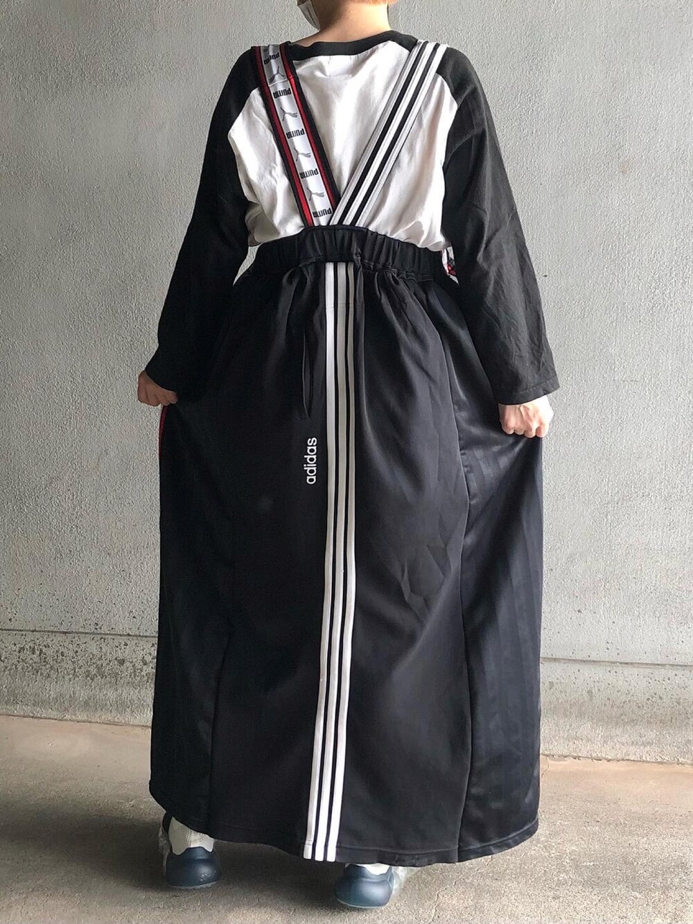 「春服みてみて、古着MIX、古着リメイク、ジャージリメイク、ジャンバースカート、ハッピーハンバーグ、grounds」｜「ハッピーハンバーグのアイテム（Tシャツ/カットソー、ブラック系）」を使った、アクロン🚛🎶さん（レディース・164cm）の春コーディネートの2枚目の写真