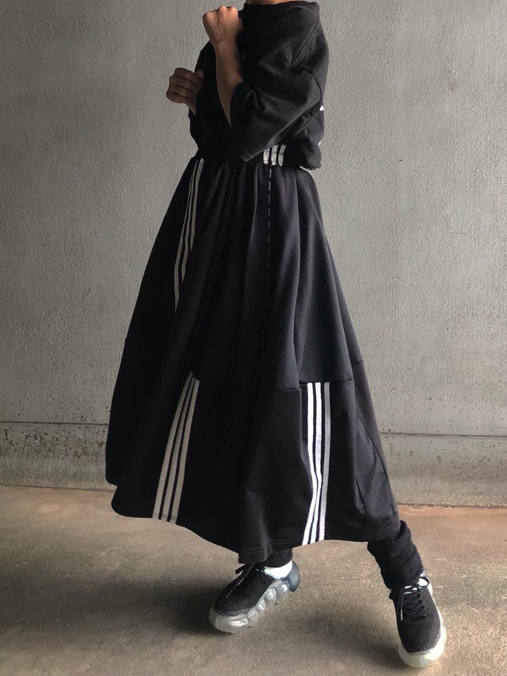 「アクロンリメイク✂️、ロングスカート、バルーンスカート、バルーンシルエット、古着MIX、古着リメイク、ジャージリメイク、grounds、千代の富士、モノトーン、モノトーンコーデ、ルーズソックス」｜「THUMPERS BROOKLYN NYC USAのアイテム（Tシャツ/カットソー、ブラック系）」を使った、アクロン🚛🎶さん（骨格ストレート・レディース・164cm）の秋コーディネートの2枚目の写真