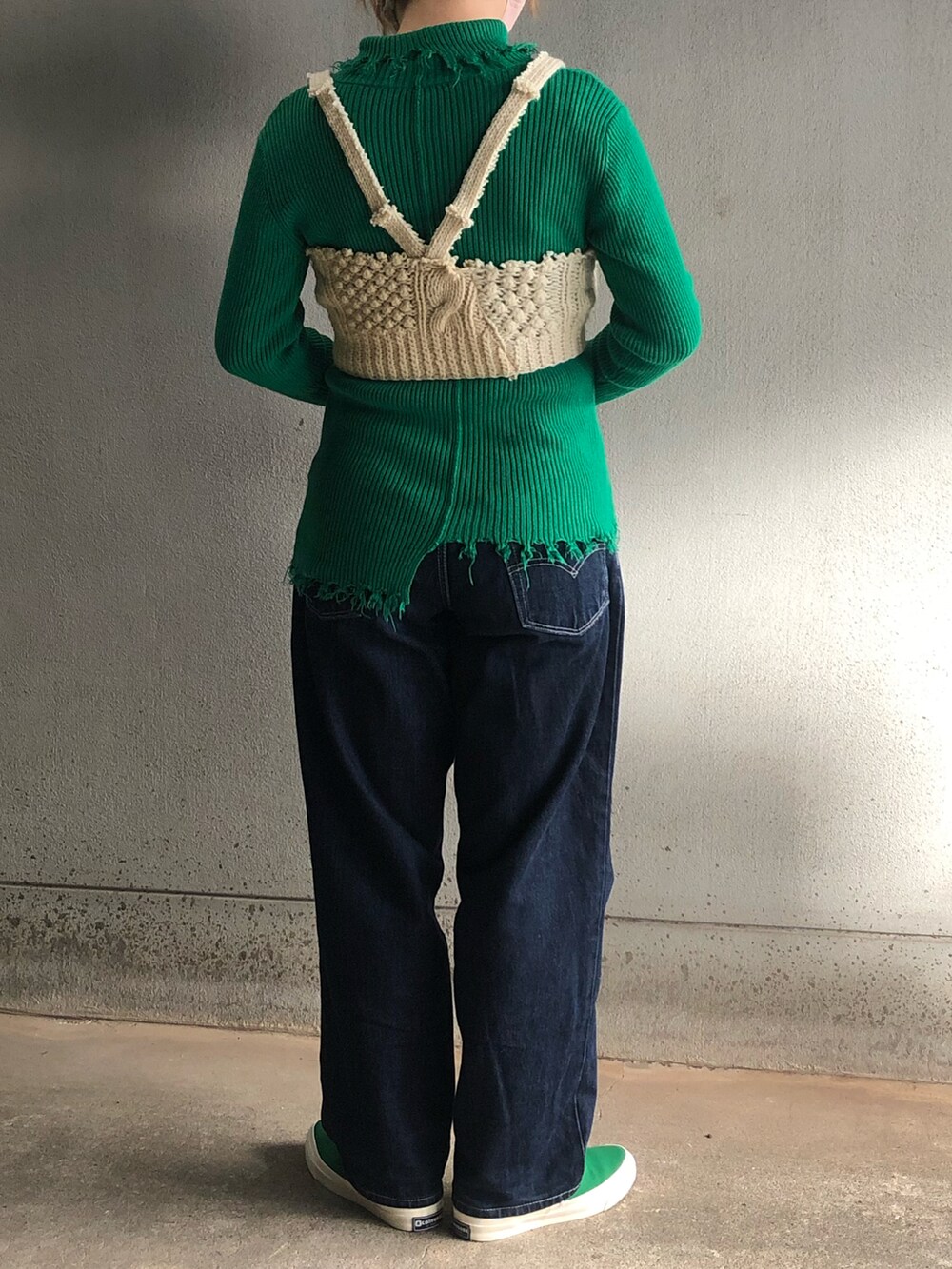 「ビスチェ、ニットビスチェ、ダメージニット、ビスチェ×デニム、グリーン、converse、アクロンリメイク✂️、リメイクニット、古着リメイク」｜「WHO'S WHO galleryのダメージスライドリブニット（ニット/セーター、グリーン系）」を使った、アクロン🚛🎶さん（レディース・164cm）の冬コーディネートの2枚目の写真