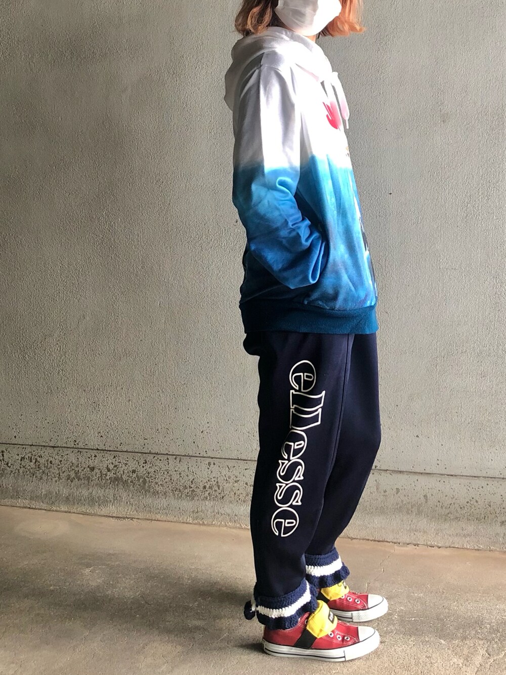 「秋コーデ、秋冬コーデ、ジャージリメイク、スポーツミックス、トラックパンツ、AKURONREMAKEfeatRabbit、アクロンリメイク✂️、古着MIX」｜「USJのジョーズ（パーカー、ブルー系）」を使った、アクロン🚛🎶さん（レディース・164cm）の秋コーディネートの2枚目の写真