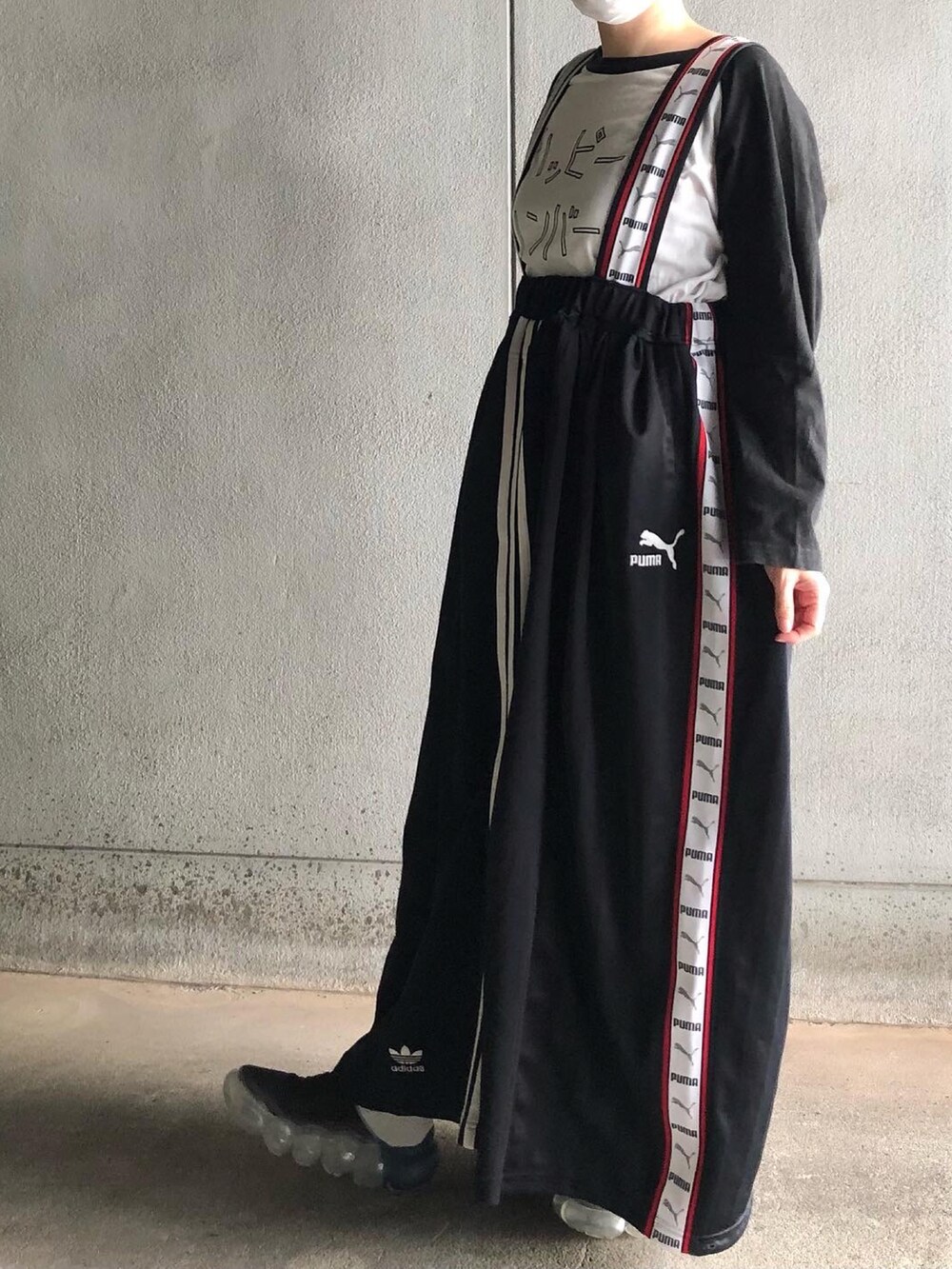 「春服みてみて、古着MIX、古着リメイク、ジャージリメイク、ジャンバースカート、ハッピーハンバーグ、grounds」｜「ハッピーハンバーグのアイテム（Tシャツ/カットソー、ブラック系）」を使った、アクロン🚛🎶さん（レディース・164cm）の春コーディネートの3枚目の写真