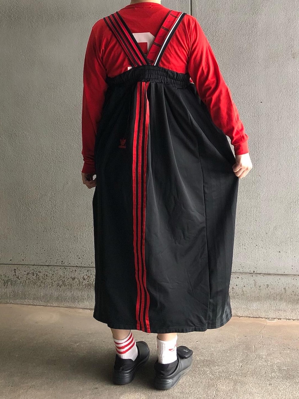 「春服みてみて、はるコーデ、アクロンリメイク✂️、リメイクジャージ、古着リメイク、adidas、ナンバリングT」｜「adidasのデッドストック（Tシャツ/カットソー、レッド系）」を使った、アクロン🚛🎶さん（レディース・164cm）の春コーディネートの2枚目の写真