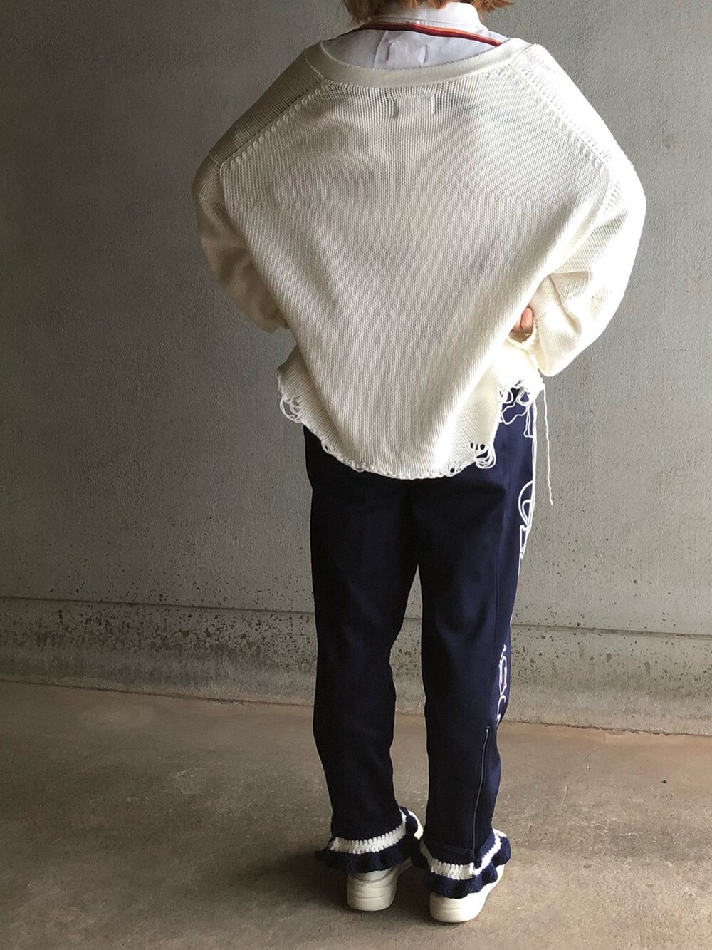 「ラクチンコーデ、カーディガン、ダメージ加工、doublet、ジャージ、ジャージリメイク、アクロンリメイク✂️、AKURONREMAKEfeatRabbit」｜「LACOSTEのアイテム（Tシャツ/カットソー、ホワイト系）」を使った、アクロン🚛🎶さん（レディース・164cm）の秋コーディネートの4枚目の写真