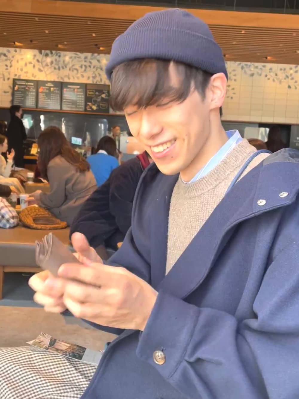 ホワイト系のスニーカー、ブラウン系のその他パンツ、ベージュ系のショルダーバッグを着用したメンズの冬コーディネートの2枚目の写真