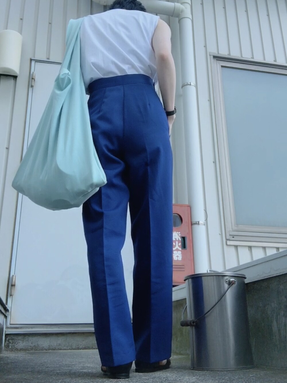 ホワイト系のTシャツ/カットソー、ブラック系のサンダル、ゴールド系のアナログ腕時計を着用したレディースの夏コーディネートの2枚目の写真