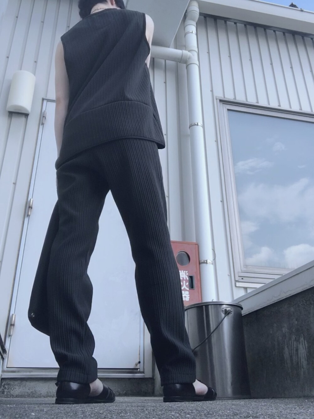 ブラック系のスウェットパンツ、ブラック系のトップス、ブラック系のサンダルを着用したレディースの夏コーディネートの2枚目の写真