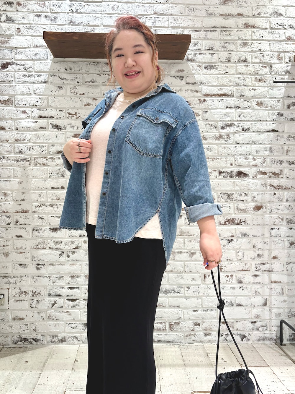 ピンク系のTシャツ/カットソー、ブルー系のシャツ/ブラウス、ブラック系のスカートを着用したレディースの秋コーディネートの5枚目の写真