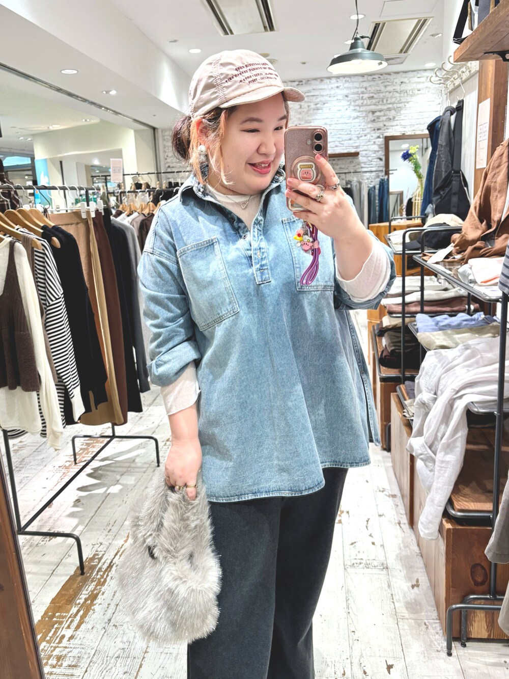ブルー系のシャツ/ブラウス、ホワイト系のTシャツ/カットソー、グレー系のスウェットパンツを着用したレディースの秋コーディネートの5枚目の写真