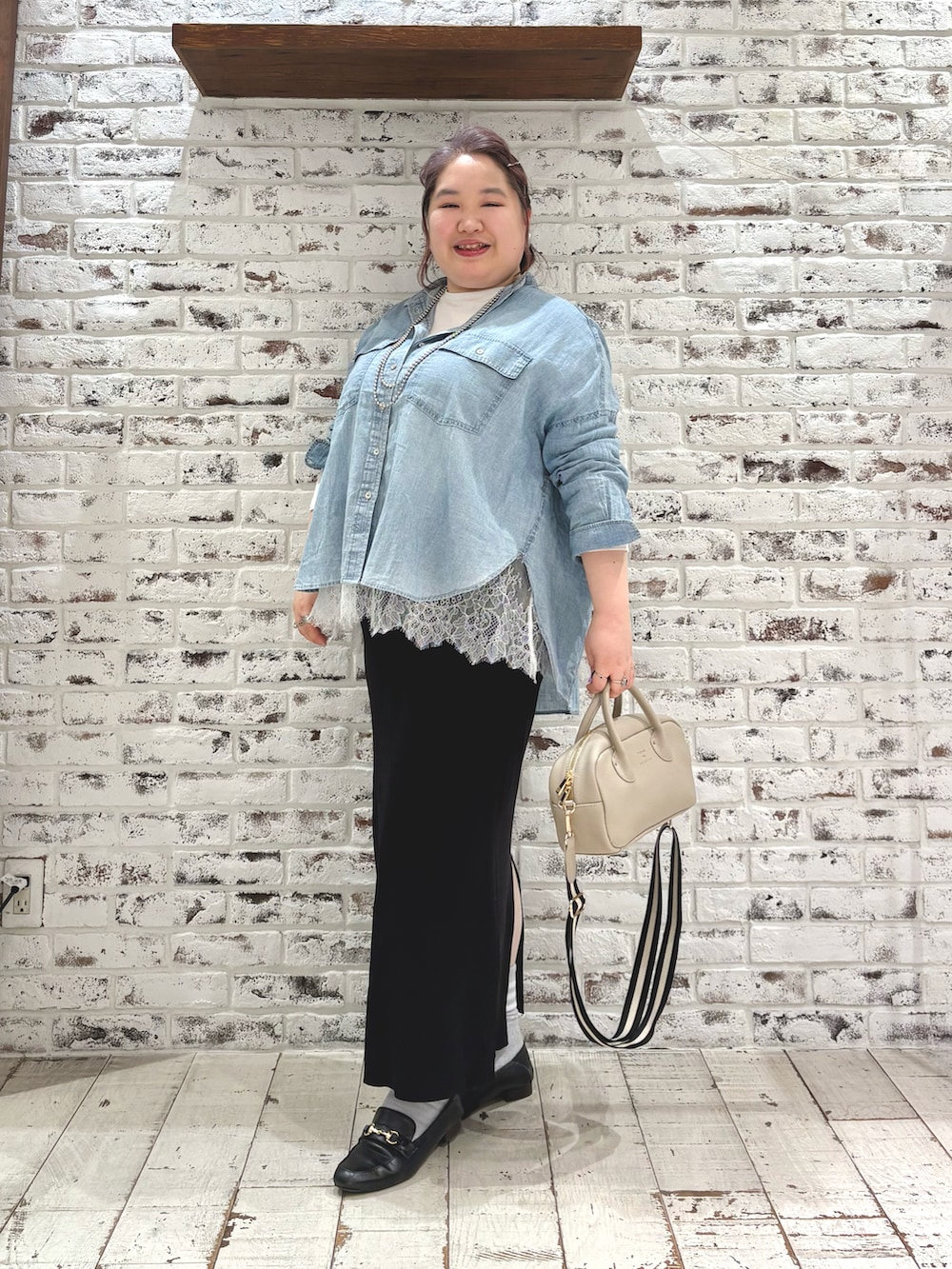 ブルー系のシャツ/ブラウス、ベージュ系のトートバッグ、ホワイト系のTシャツ/カットソーを着用したレディースの春コーディネートの2枚目の写真