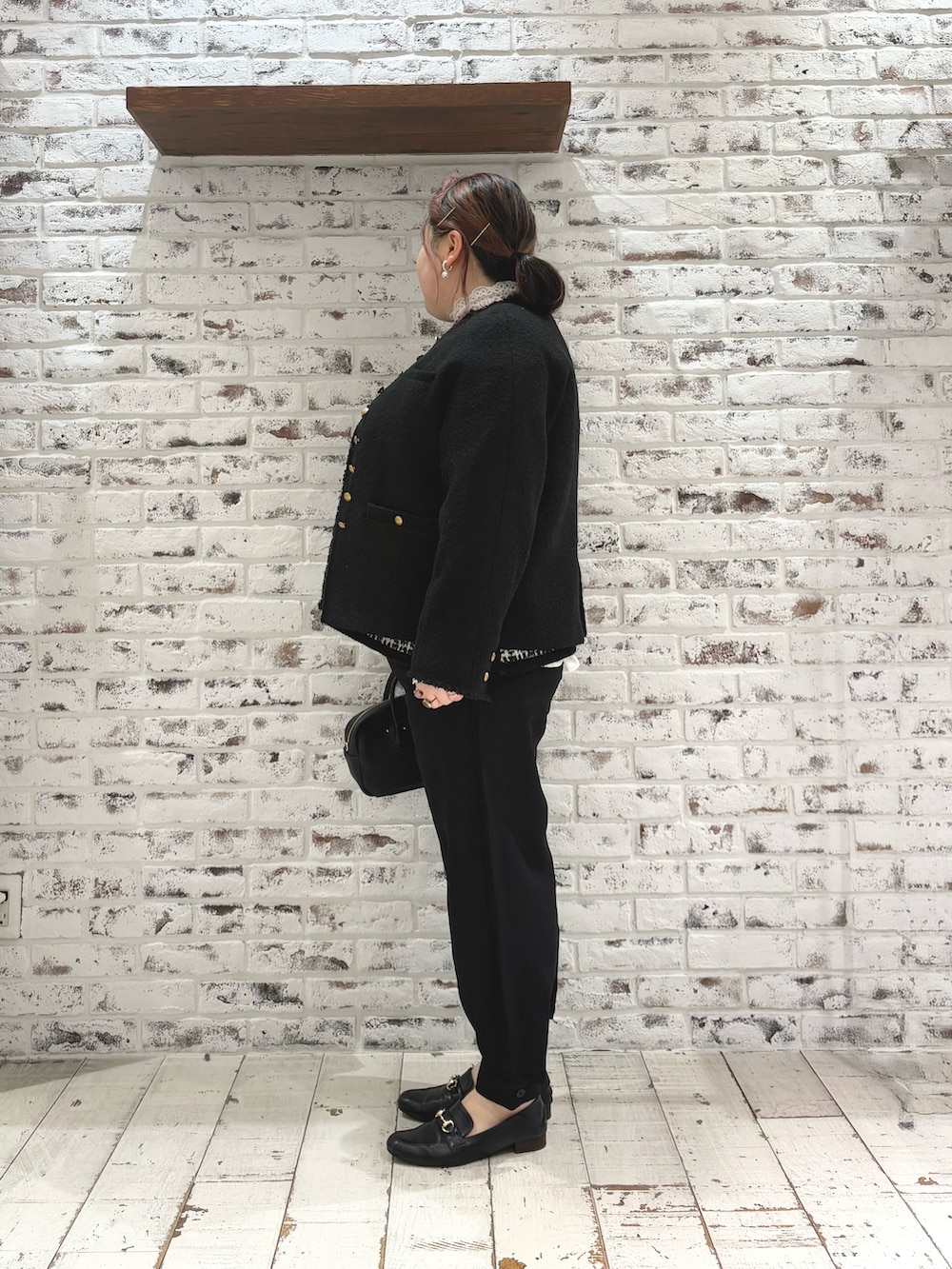 その他のトップス、ホワイト系のシャツ/ブラウス、ブラック系のノーカラージャケットを着用したレディースの冬コーディネートの3枚目の写真