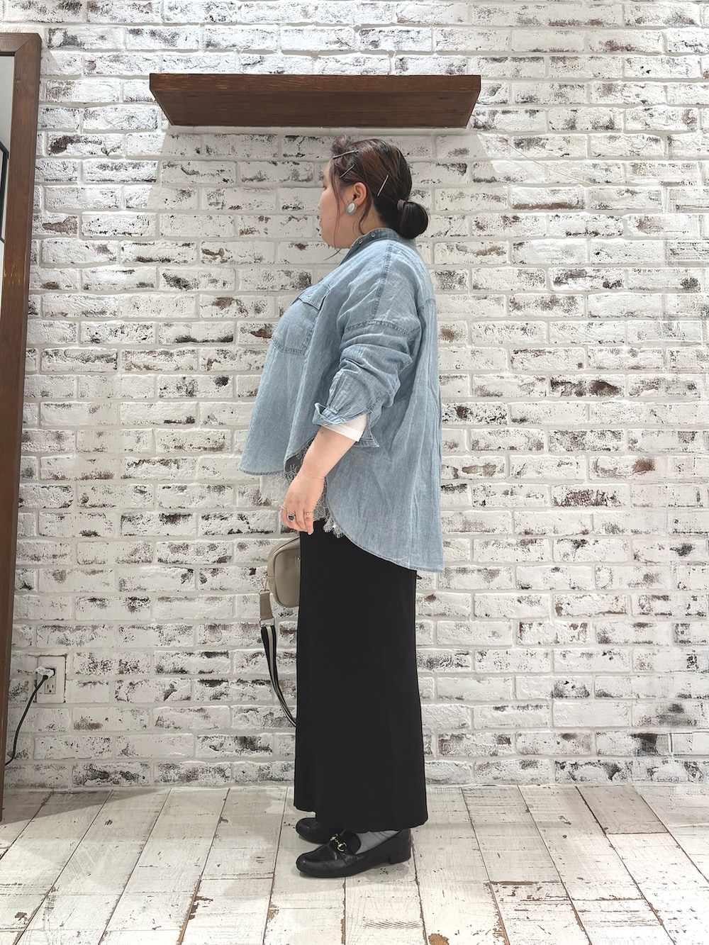 ブルー系のシャツ/ブラウス、ベージュ系のトートバッグ、ホワイト系のTシャツ/カットソーを着用したレディースの春コーディネートの3枚目の写真