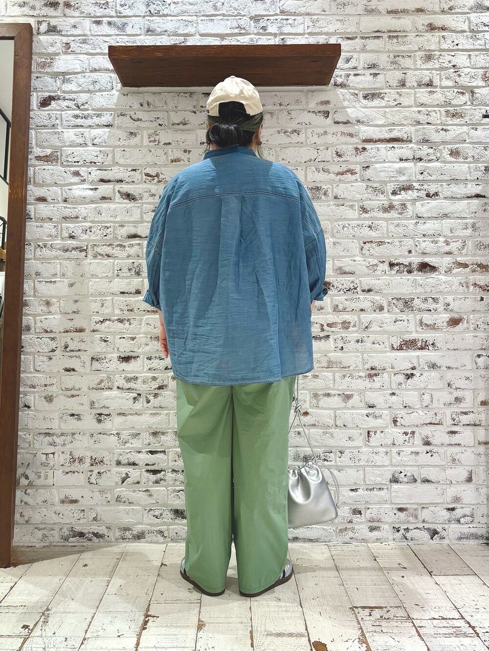 ブルー系のシャツ/ブラウス、グリーン系のその他パンツ、ホワイト系のTシャツ/カットソーを着用したレディースの春コーディネートの4枚目の写真