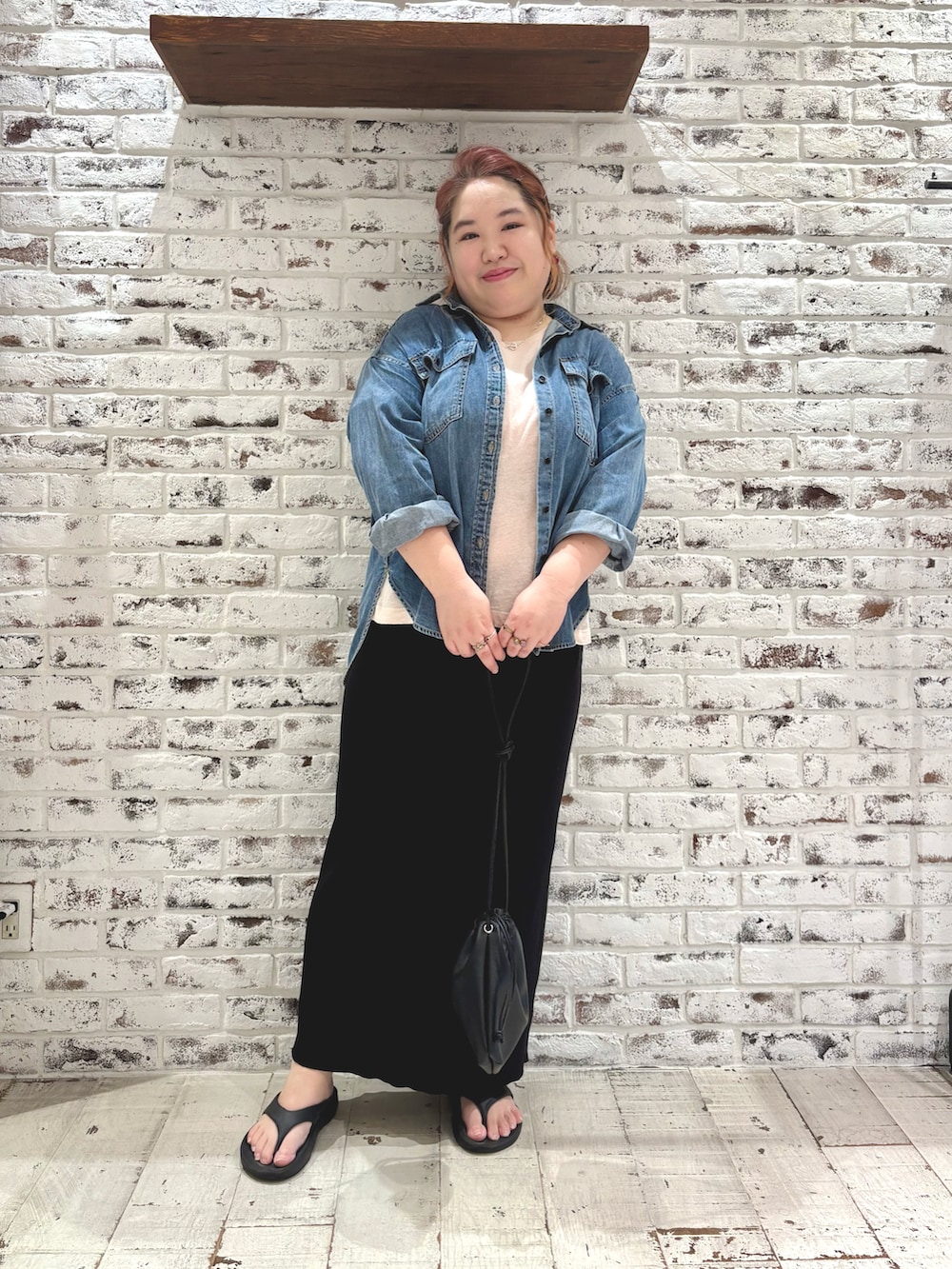 ピンク系のTシャツ/カットソー、ブルー系のシャツ/ブラウス、ブラック系のスカートを着用したレディースの秋コーディネートの2枚目の写真