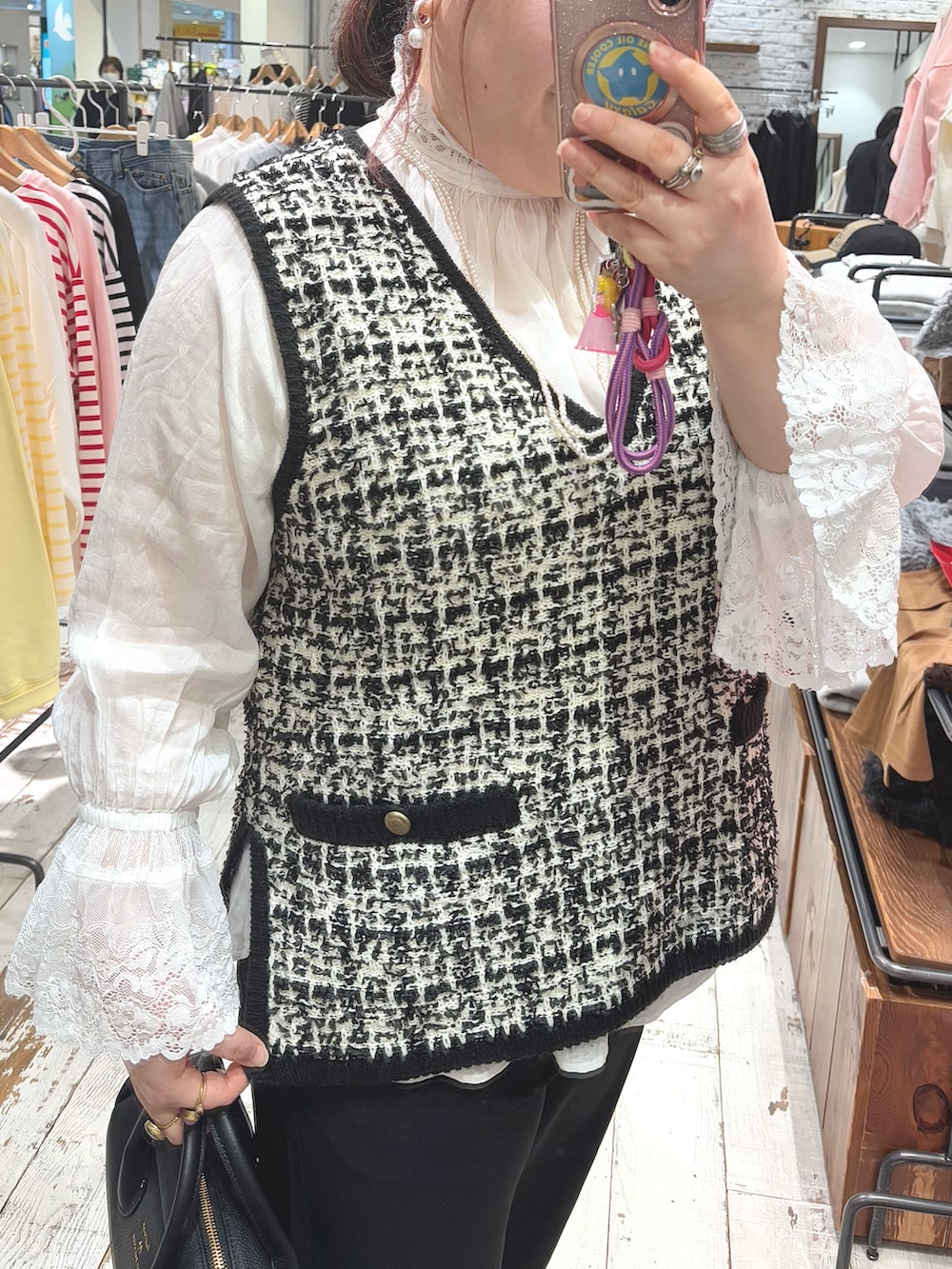 その他のトップス、ホワイト系のシャツ/ブラウス、ブラック系のその他パンツを着用したレディースの冬コーディネートの5枚目の写真