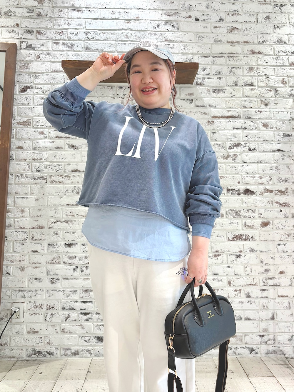 ブルー系のTシャツ/カットソー、ブルー系のシャツ/ブラウス、ホワイト系のスウェットパンツを着用したレディースの冬コーディネートの5枚目の写真