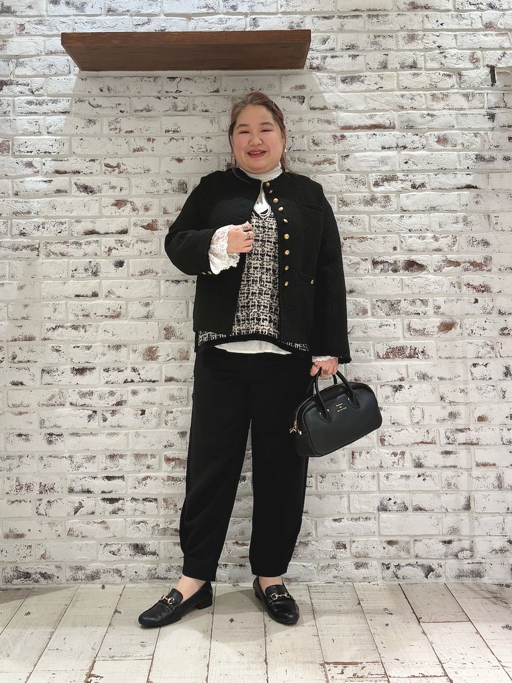 その他のトップス、ホワイト系のシャツ/ブラウス、ブラック系のノーカラージャケットを着用したレディースの冬コーディネートの2枚目の写真