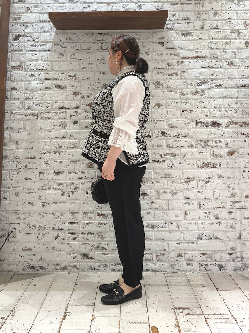 その他のトップス、ホワイト系のシャツ/ブラウス、ブラック系のその他パンツを着用したレディースの冬コーディネートの3枚目の写真