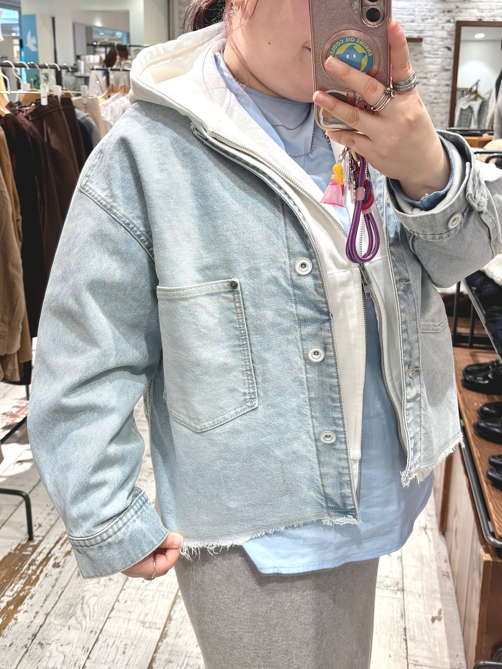 ホワイト系のパーカー、ブルー系のシャツ/ブラウス、グレー系のスカートを着用したレディースの冬コーディネートの5枚目の写真