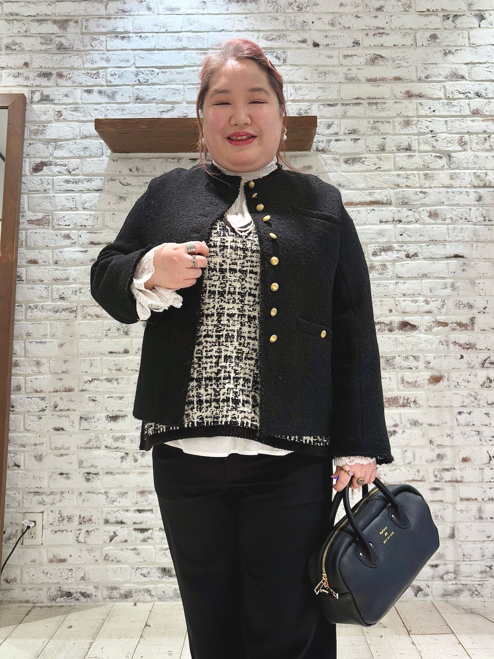 その他のトップス、ホワイト系のシャツ/ブラウス、ブラック系のノーカラージャケットを着用したレディースの冬コーディネートの5枚目の写真