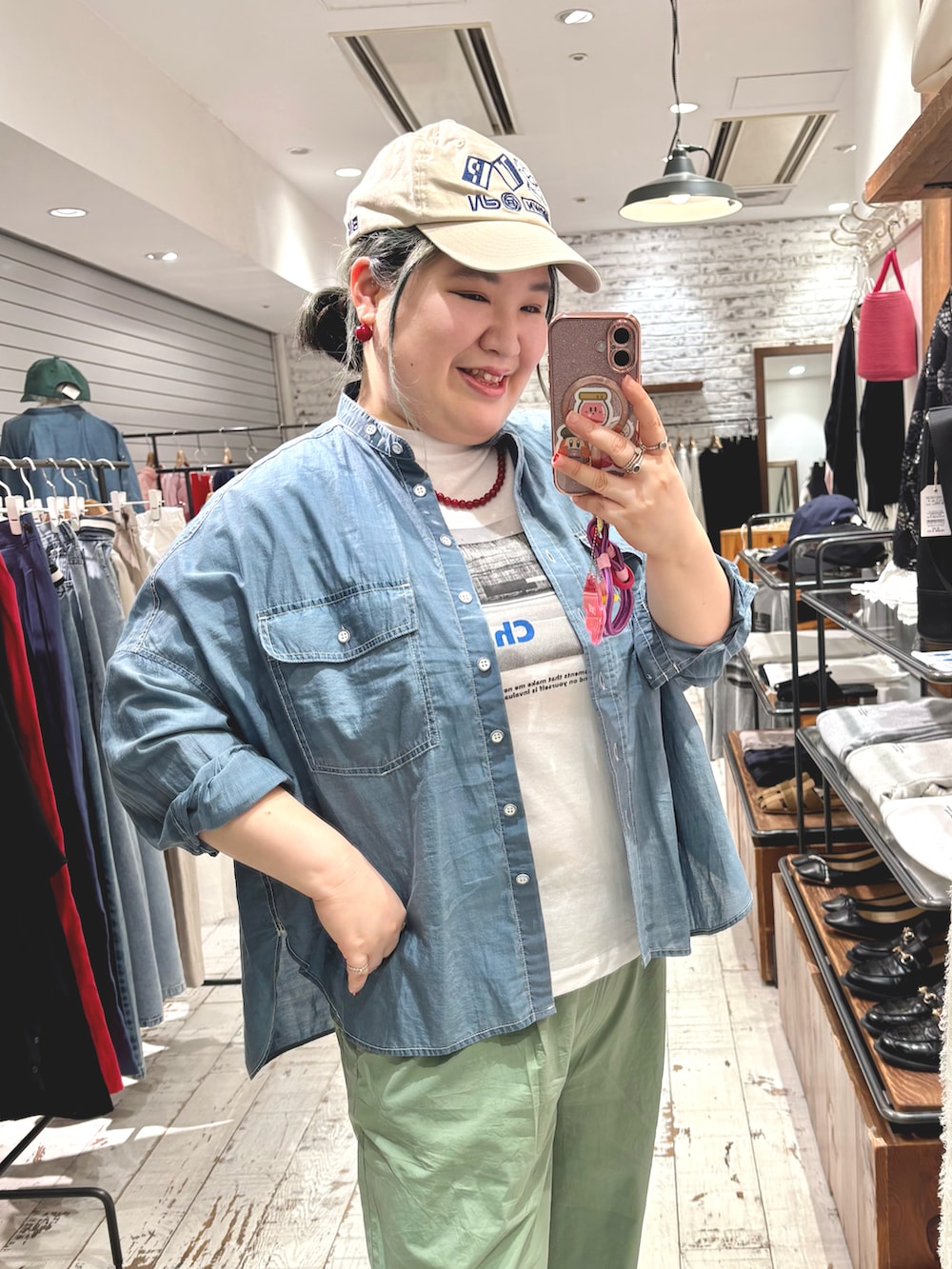 ブルー系のシャツ/ブラウス、グリーン系のその他パンツ、ホワイト系のTシャツ/カットソーを着用したレディースの春コーディネートの5枚目の写真
