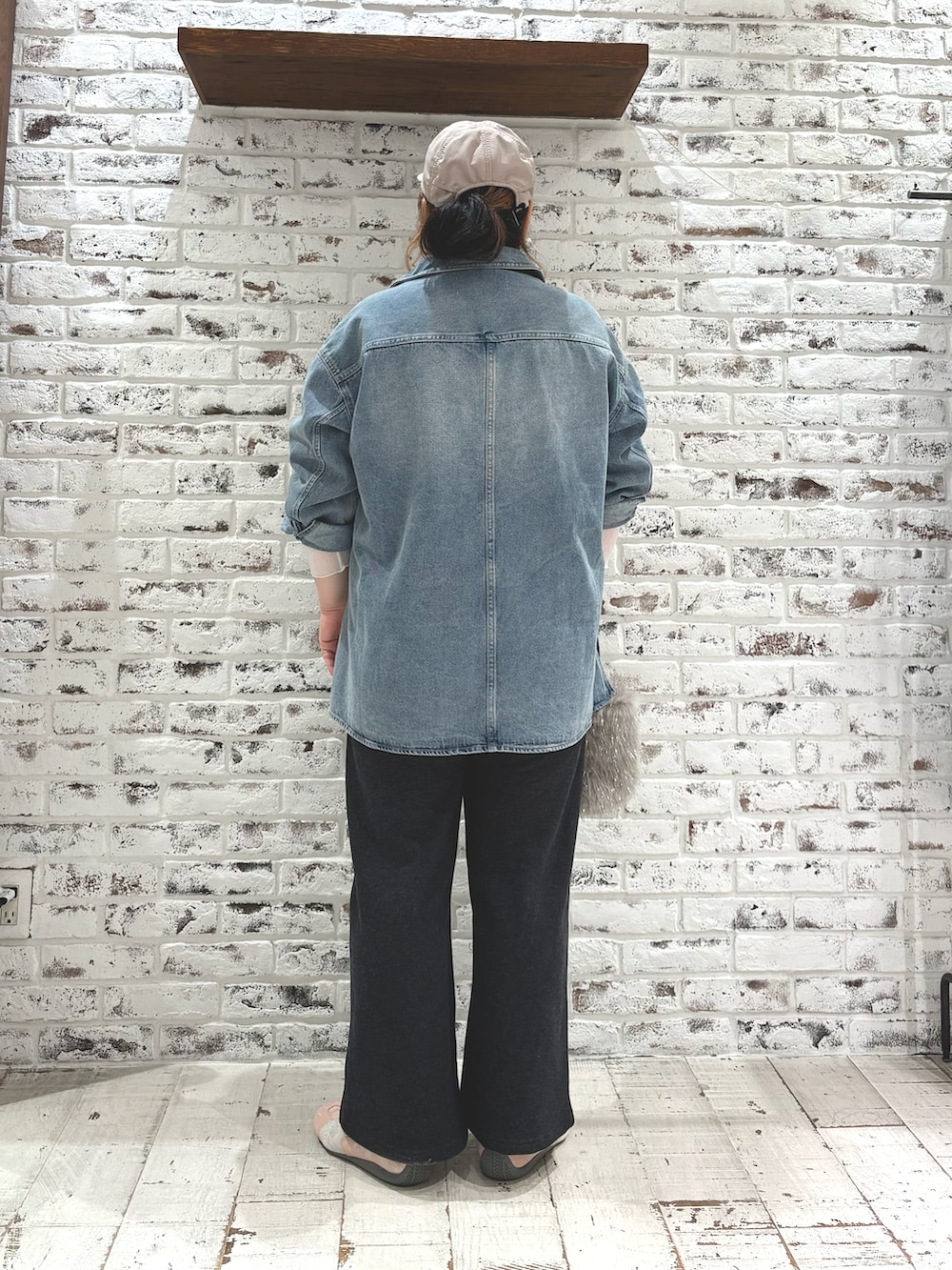 ブルー系のシャツ/ブラウス、ホワイト系のTシャツ/カットソー、グレー系のスウェットパンツを着用したレディースの秋コーディネートの4枚目の写真