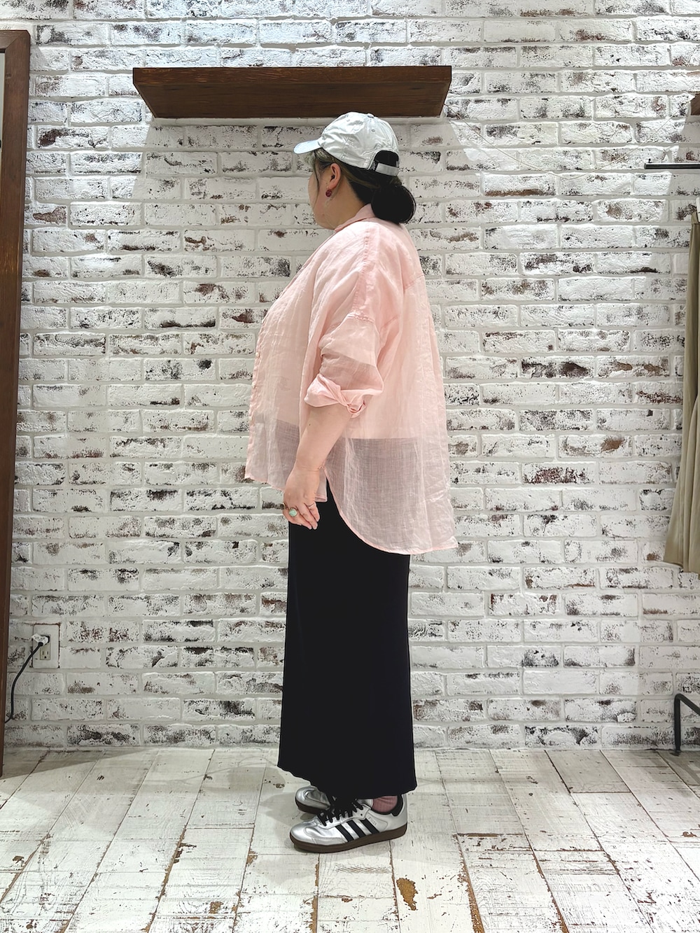 ピンク系のシャツ/ブラウス、ホワイト系のTシャツ/カットソー、ブラック系のスカートを着用したレディースの夏コーディネートの3枚目の写真