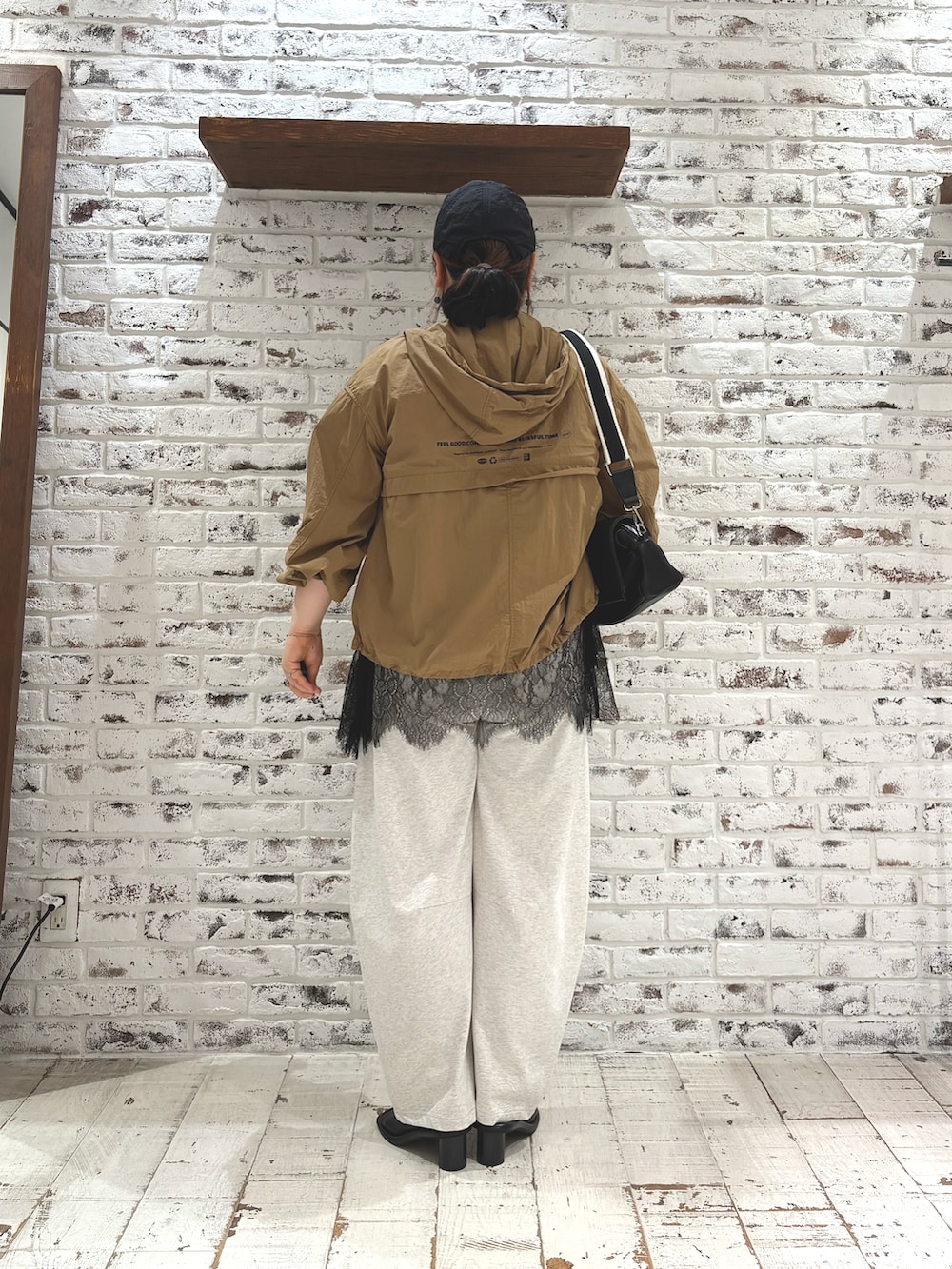 ブラック系のTシャツ/カットソー、イエロー系のマウンテンパーカー、ベージュ系のスウェットパンツを着用したレディースの夏コーディネートの4枚目の写真