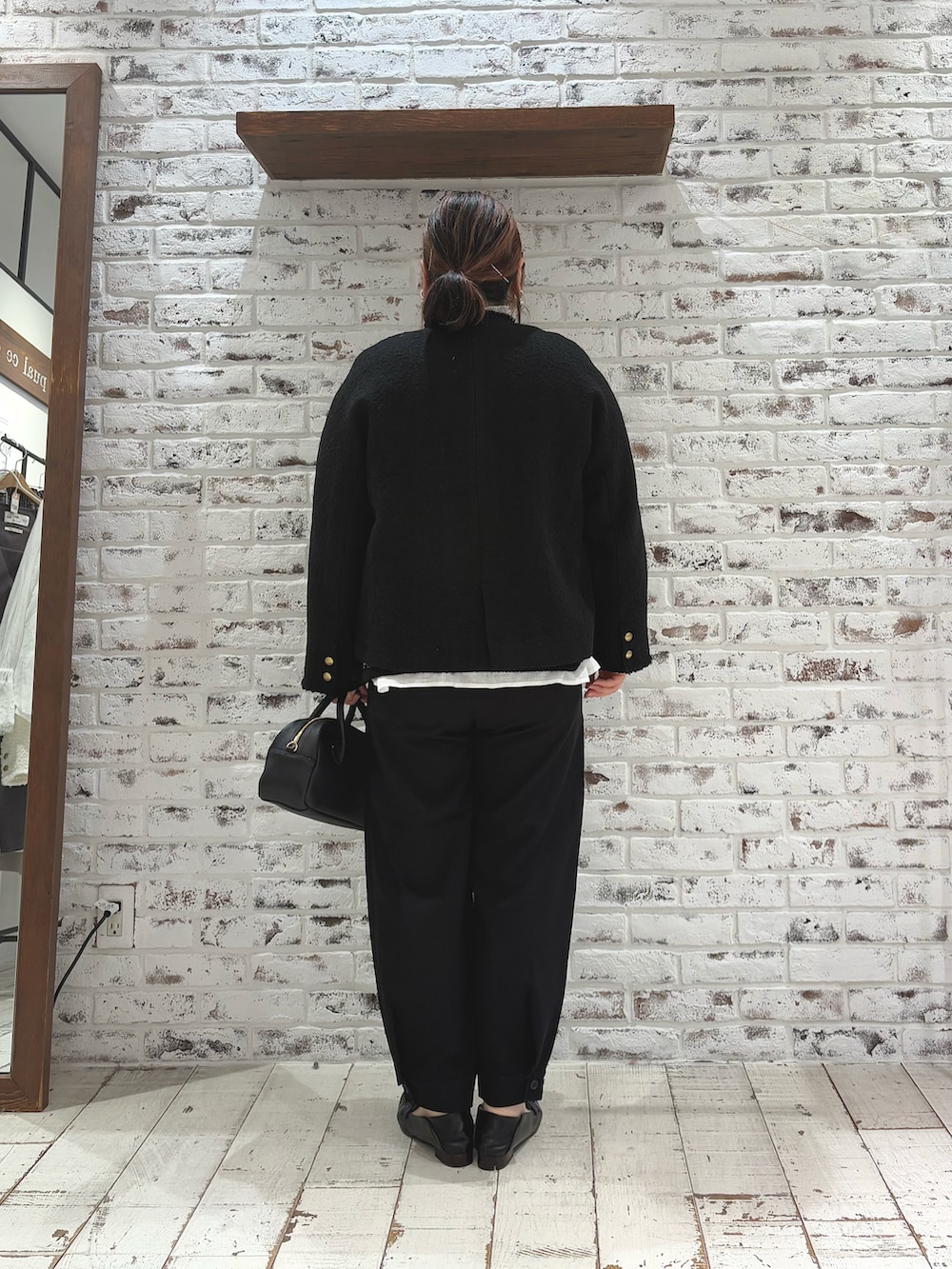 その他のトップス、ホワイト系のシャツ/ブラウス、ブラック系のノーカラージャケットを着用したレディースの冬コーディネートの4枚目の写真