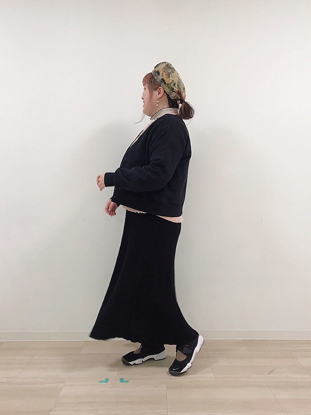 ピンク系のTシャツ/カットソー、ベージュ系のTシャツ/カットソー、ブラック系のスカートを着用したレディースの冬コーディネートの5枚目の写真