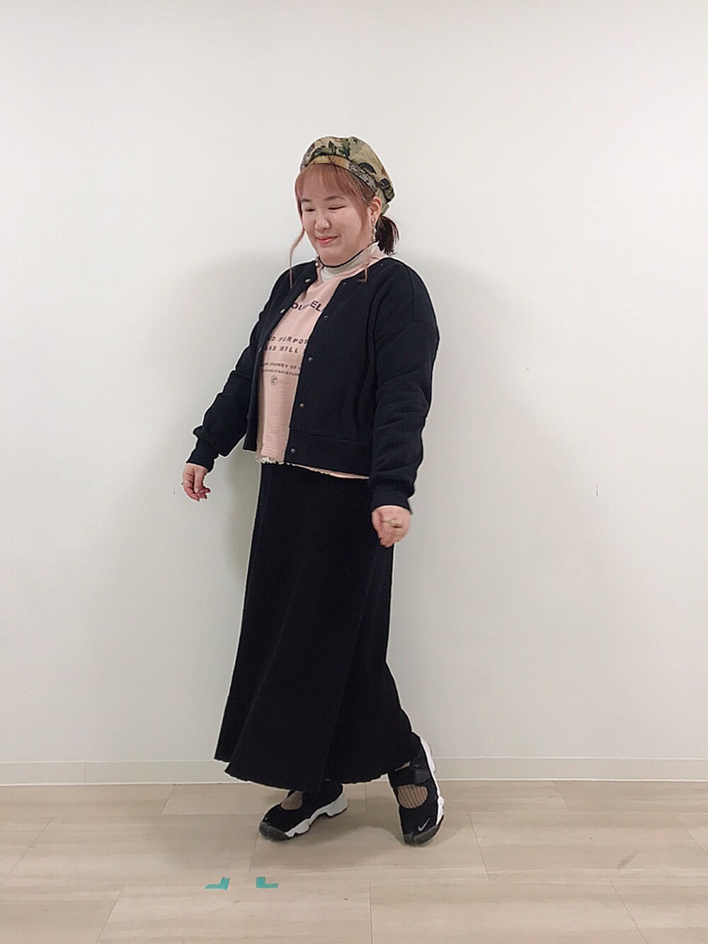 ピンク系のTシャツ/カットソー、ベージュ系のTシャツ/カットソー、ブラック系のスカートを着用したレディースの冬コーディネートの4枚目の写真