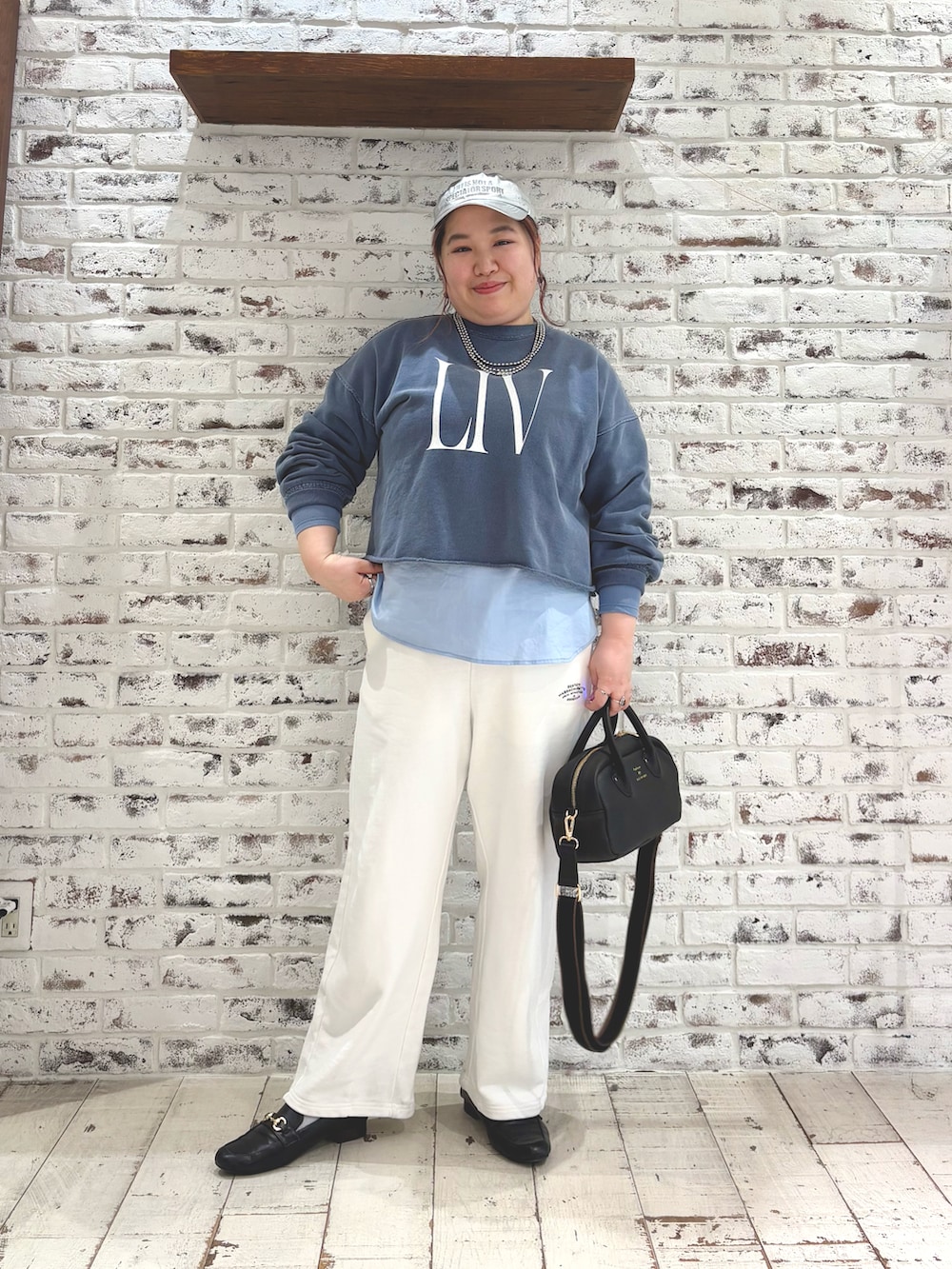 ブルー系のTシャツ/カットソー、ブルー系のシャツ/ブラウス、ホワイト系のスウェットパンツを着用したレディースの冬コーディネートの2枚目の写真