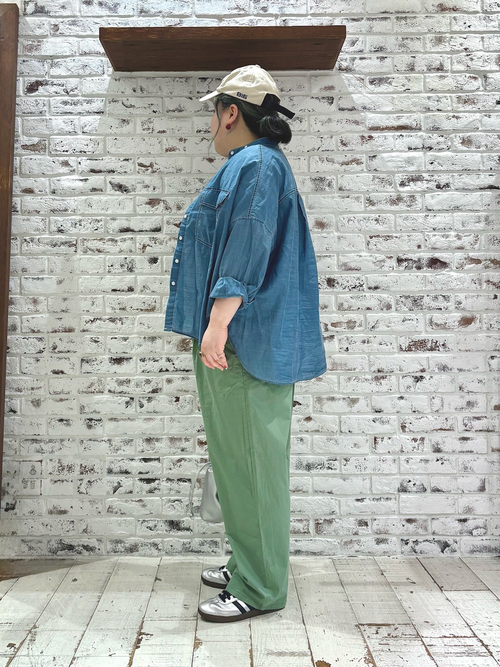 ブルー系のシャツ/ブラウス、グリーン系のその他パンツ、ホワイト系のTシャツ/カットソーを着用したレディースの春コーディネートの3枚目の写真