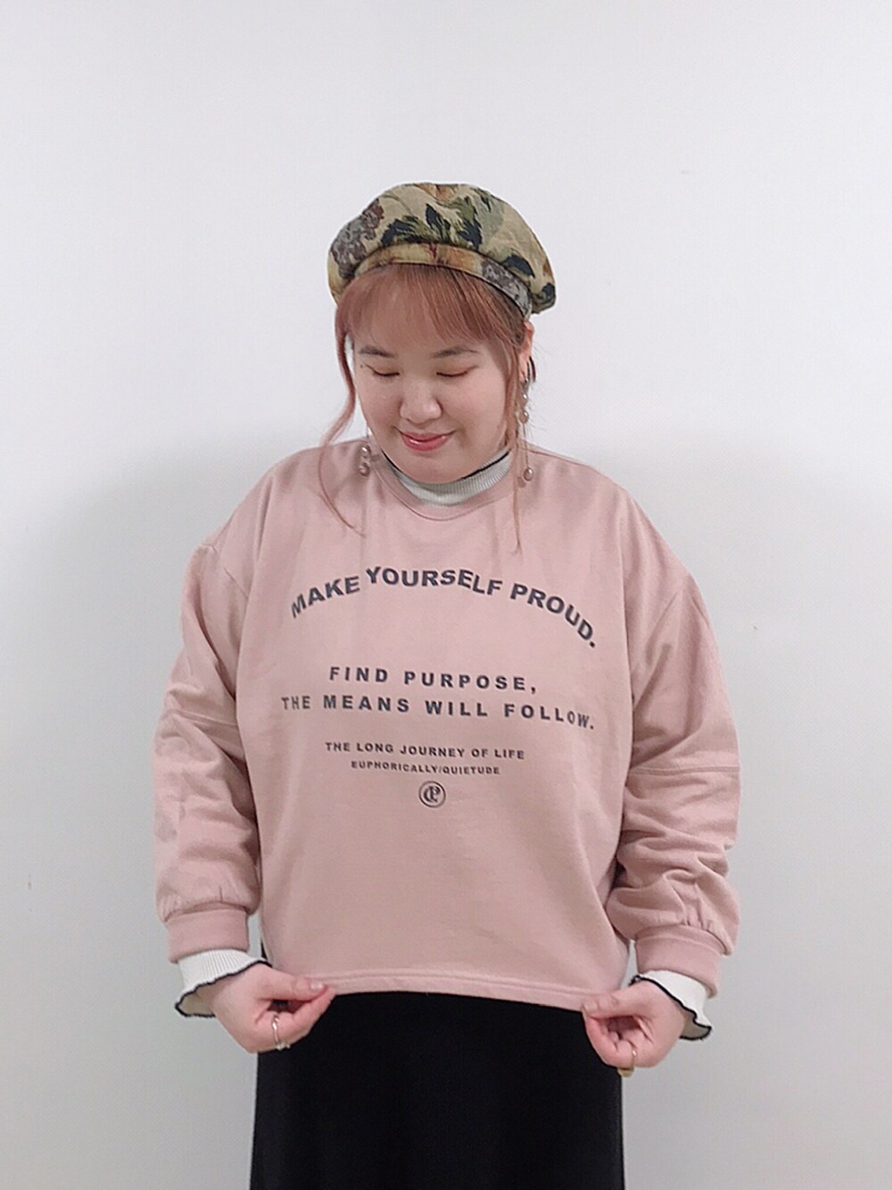 ピンク系のTシャツ/カットソー、ベージュ系のTシャツ/カットソー、ブラック系のスカートを着用したレディースの冬コーディネートの3枚目の写真