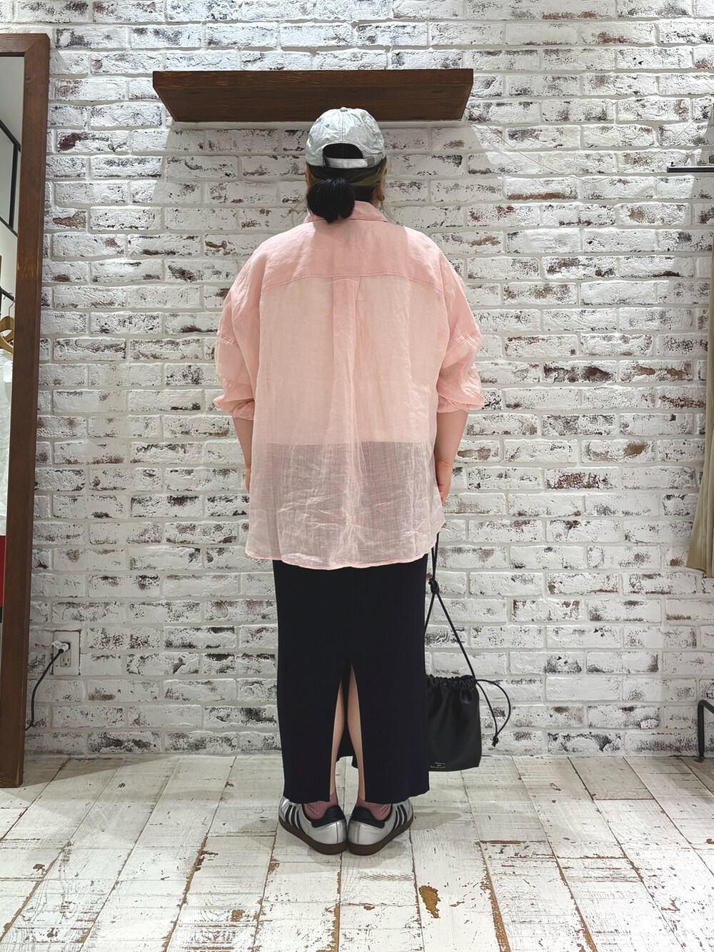 ピンク系のシャツ/ブラウス、ホワイト系のTシャツ/カットソー、ブラック系のスカートを着用したレディースの夏コーディネートの4枚目の写真