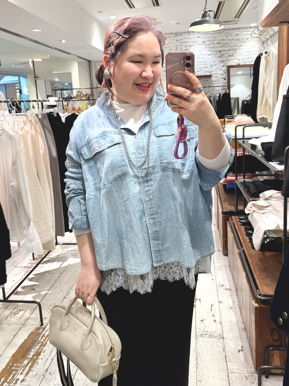 ブルー系のシャツ/ブラウス、ベージュ系のトートバッグ、ホワイト系のTシャツ/カットソーを着用したレディースの春コーディネートの5枚目の写真