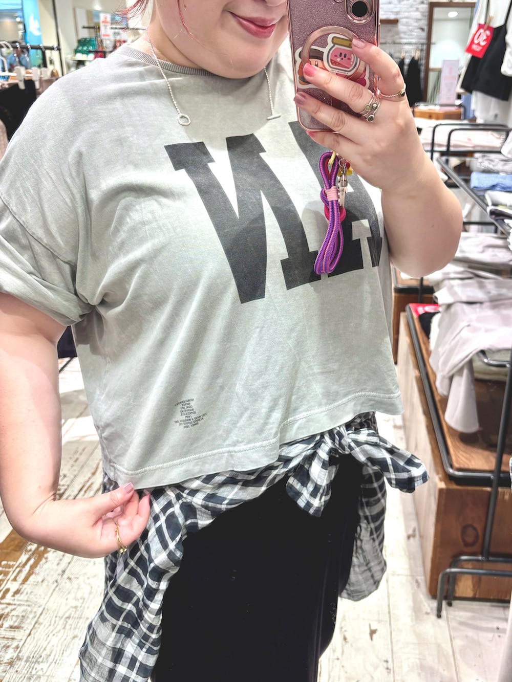 ベージュ系のショルダーバッグ、レッド系のスニーカー、グレー系のTシャツ/カットソーを着用したレディースの夏コーディネートの5枚目の写真