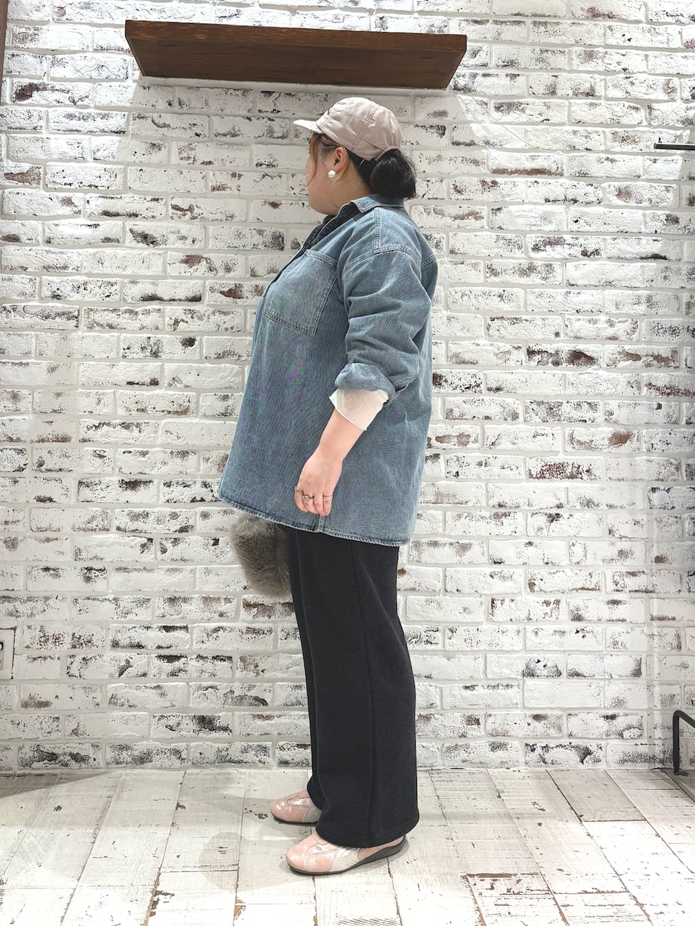 ブルー系のシャツ/ブラウス、ホワイト系のTシャツ/カットソー、グレー系のスウェットパンツを着用したレディースの秋コーディネートの3枚目の写真