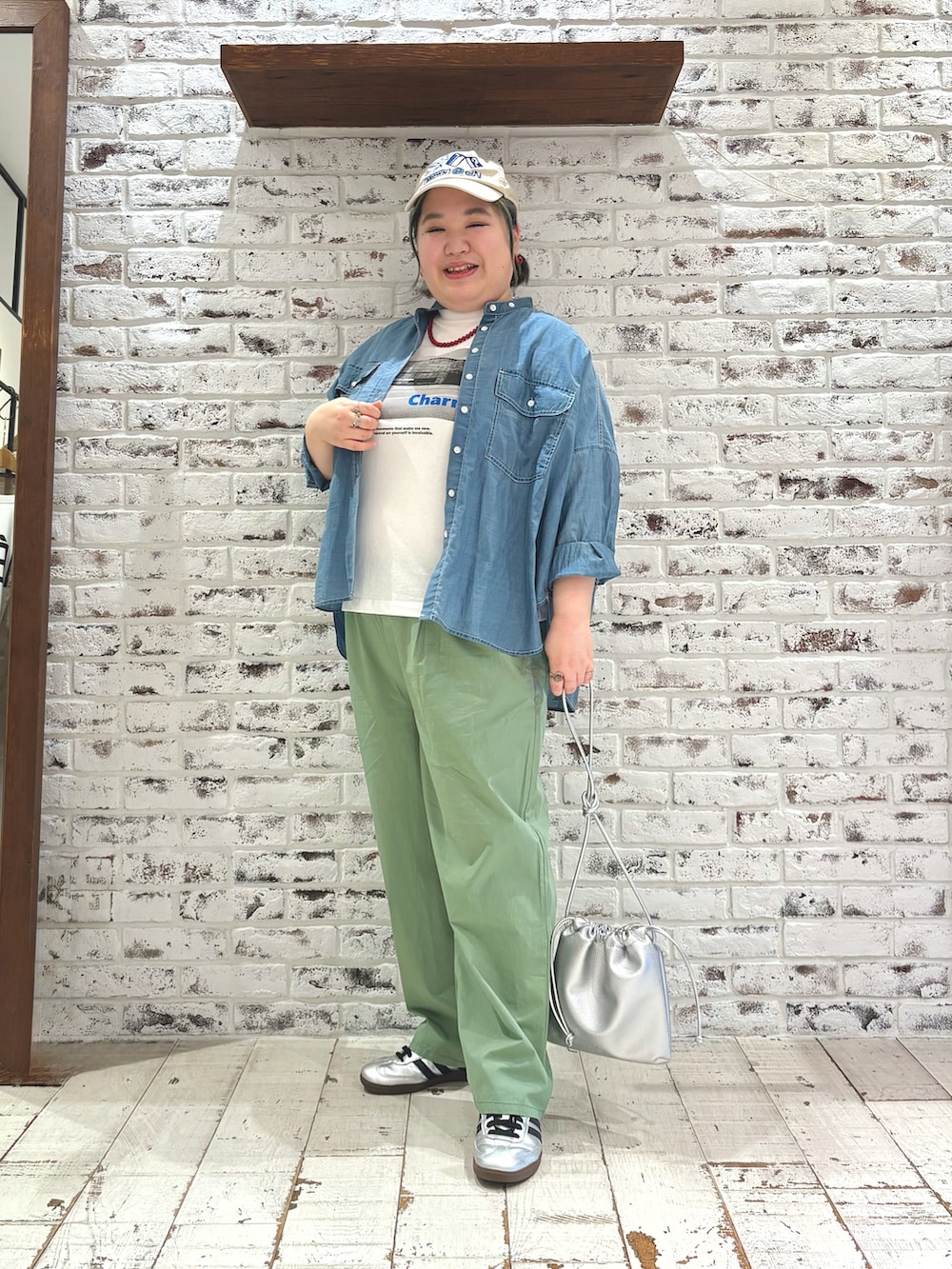ブルー系のシャツ/ブラウス、グリーン系のその他パンツ、ホワイト系のTシャツ/カットソーを着用したレディースの春コーディネートの2枚目の写真