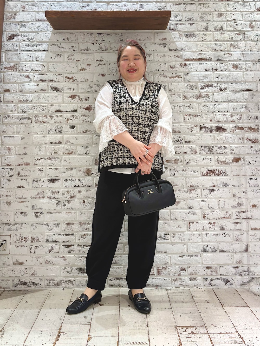 その他のトップス、ホワイト系のシャツ/ブラウス、ブラック系のその他パンツを着用したレディースの冬コーディネートの2枚目の写真