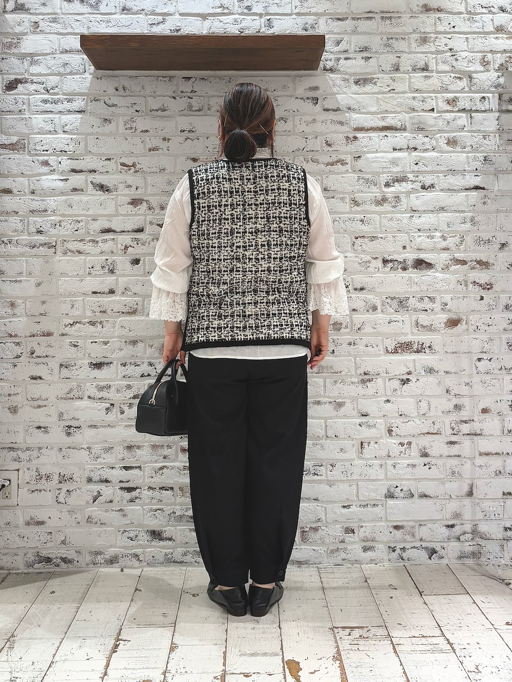 その他のトップス、ホワイト系のシャツ/ブラウス、ブラック系のその他パンツを着用したレディースの冬コーディネートの4枚目の写真