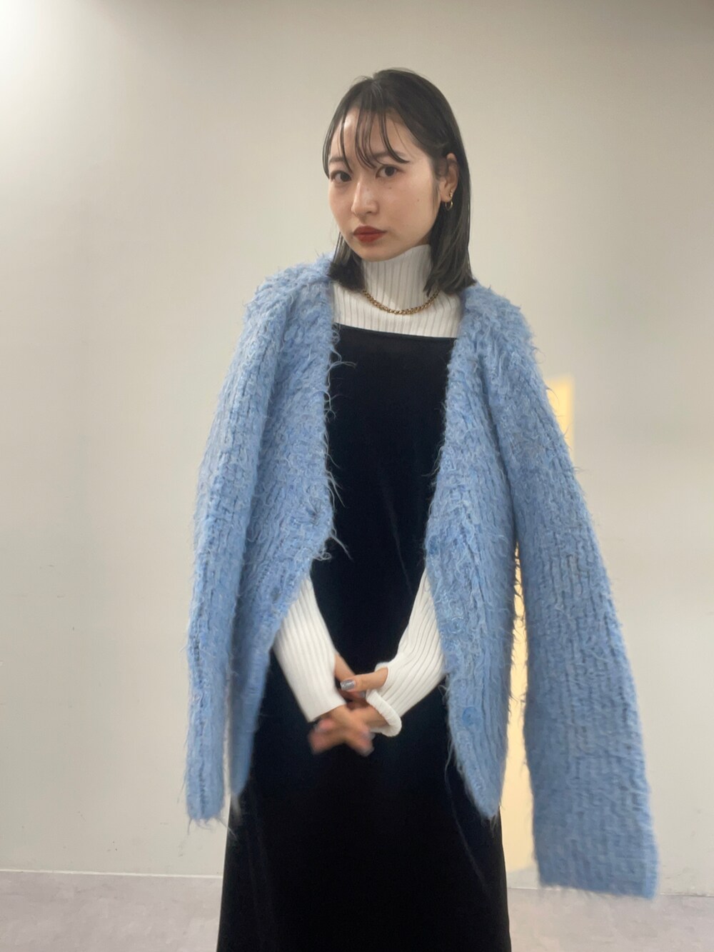 ブラック系のワンピース、グレー系のカーディガン/ボレロを着用したレディースの冬コーディネートの2枚目の写真