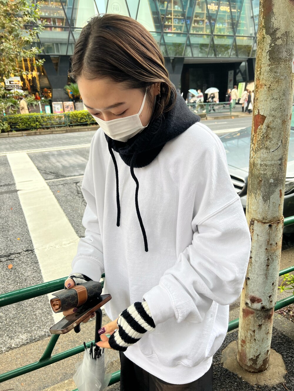 グレー系のスウェット、ブラック系のワンピースを着用したレディースの秋コーディネートの2枚目の写真