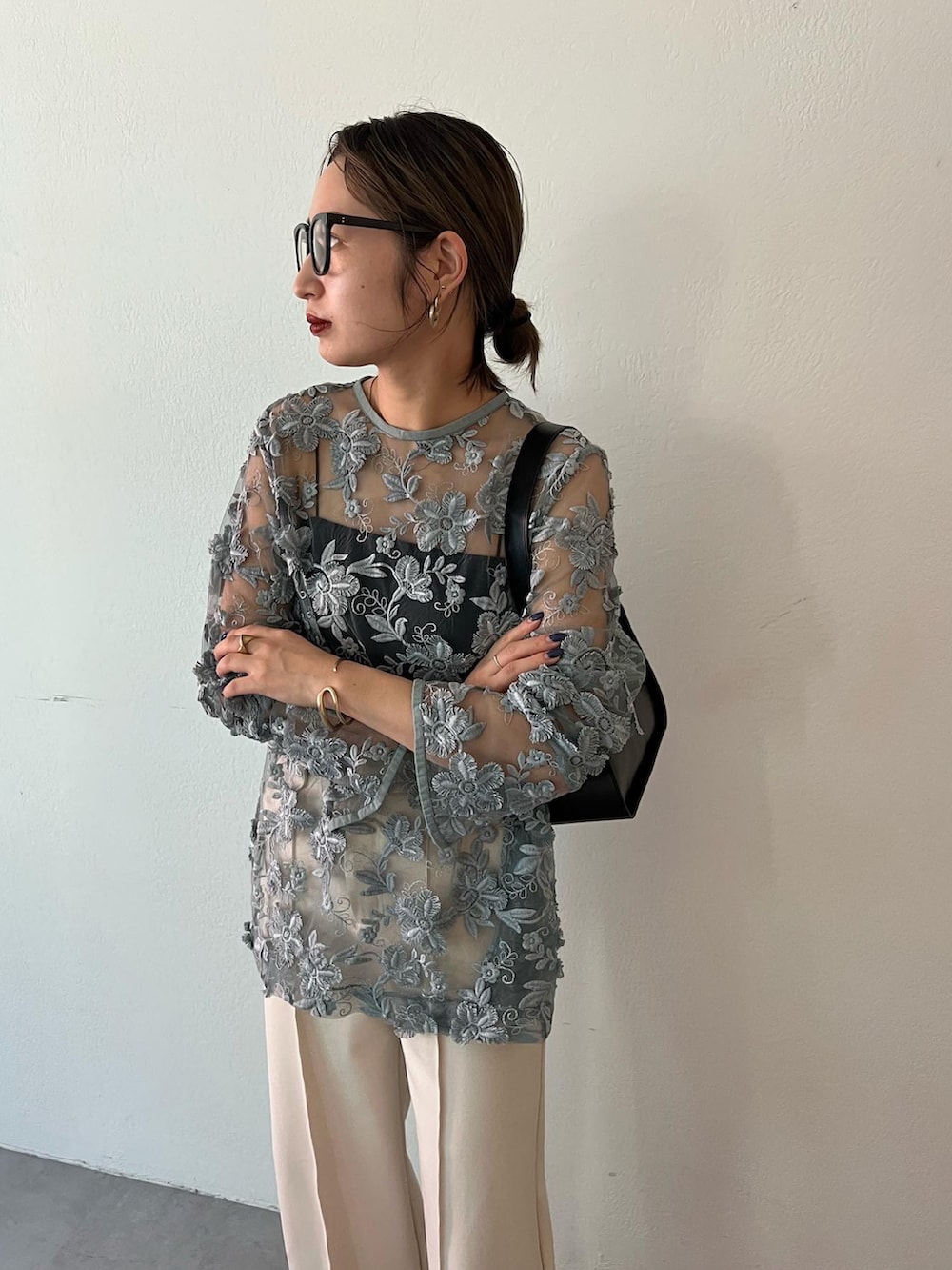 ブルー系のシャツ/ブラウス、ホワイト系のその他パンツを着用したレディースの夏コーディネートの2枚目の写真