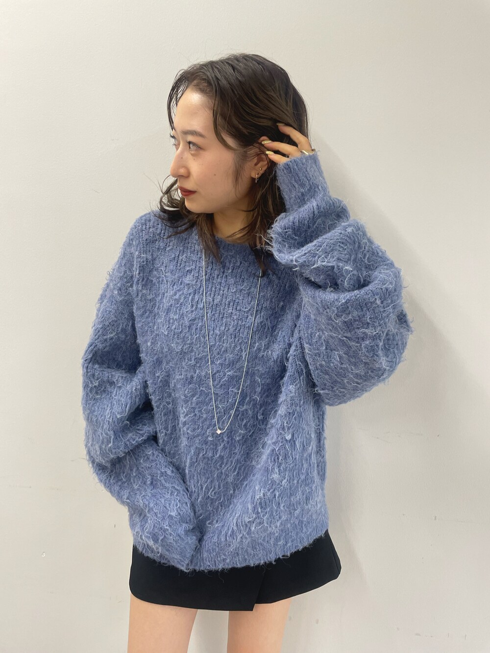 ブラック系のその他アウター、ブラック系のブーツ、ブラック系のその他パンツを着用したレディースの秋コーディネートの3枚目の写真