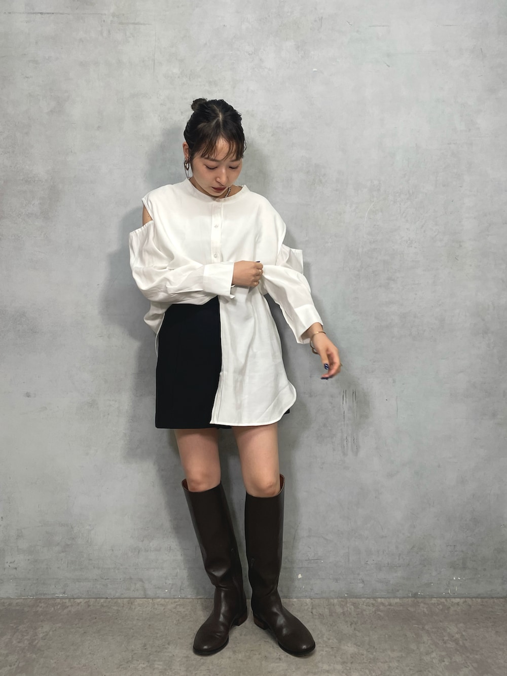 ホワイト系のシャツ/ブラウス、ブラック系のその他パンツ、ブラック系のブーツを着用したレディースの夏コーディネートの2枚目の写真