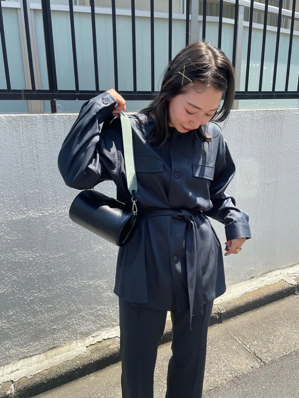 グリーン系のシャツ/ブラウス、グリーン系のデニムパンツを着用したレディースの夏コーディネートの3枚目の写真